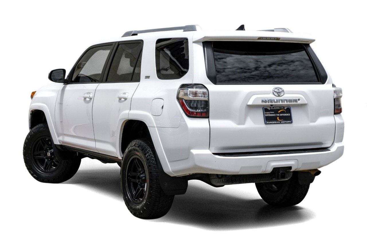 Toyota 4Runner Vehicle Main Gallery Image 10