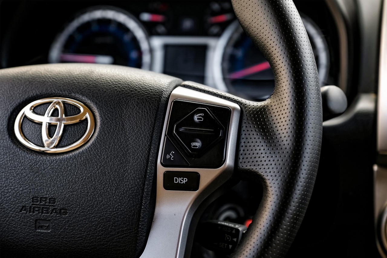 Toyota 4Runner Vehicle Main Gallery Image 16