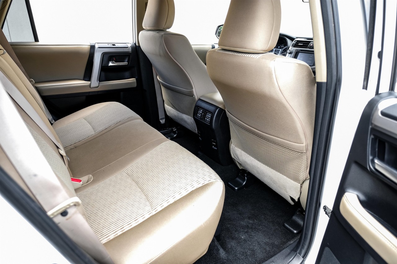 Toyota 4Runner Vehicle Main Gallery Image 32