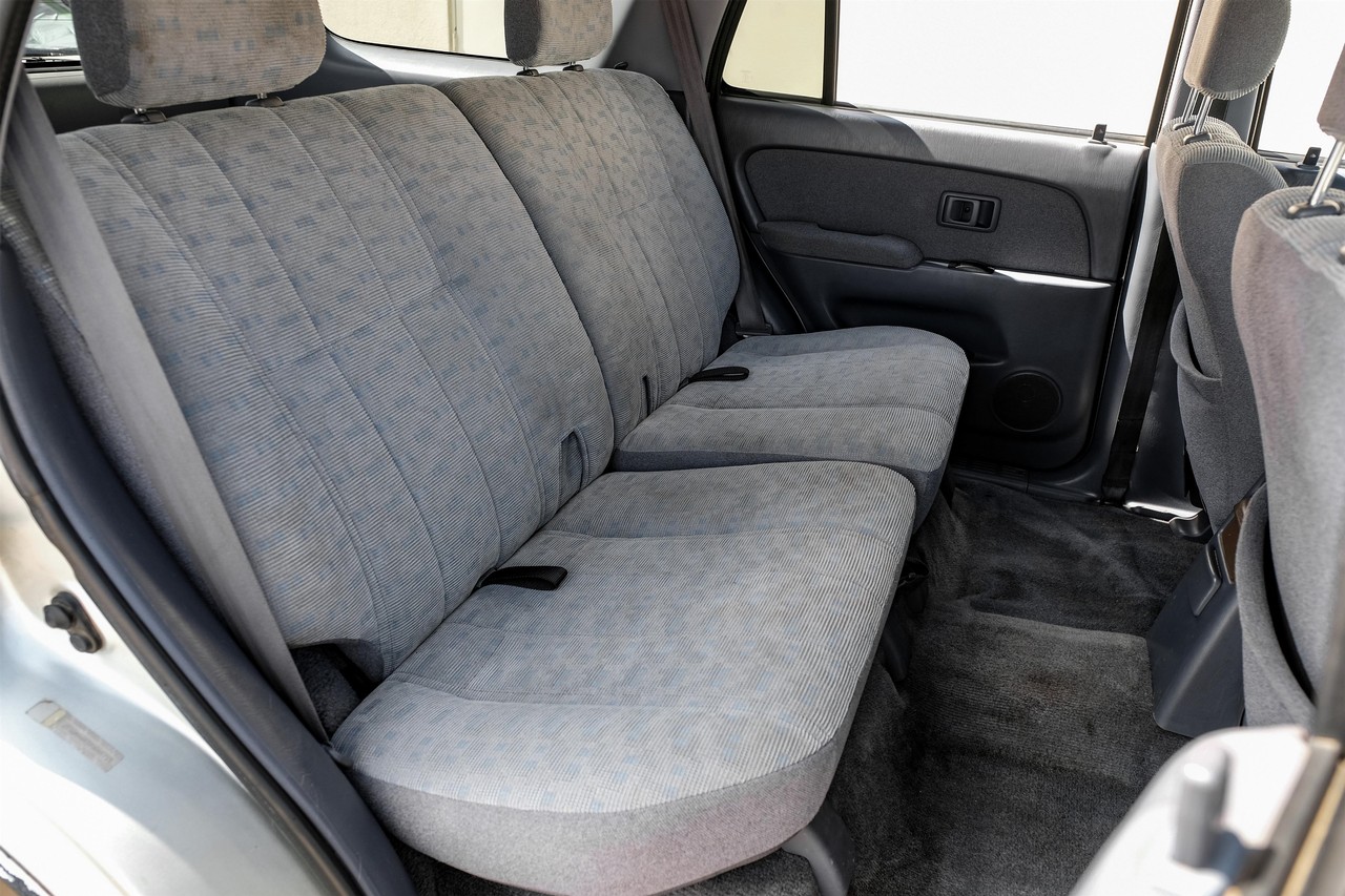 Toyota 4Runner Vehicle Main Gallery Image 24