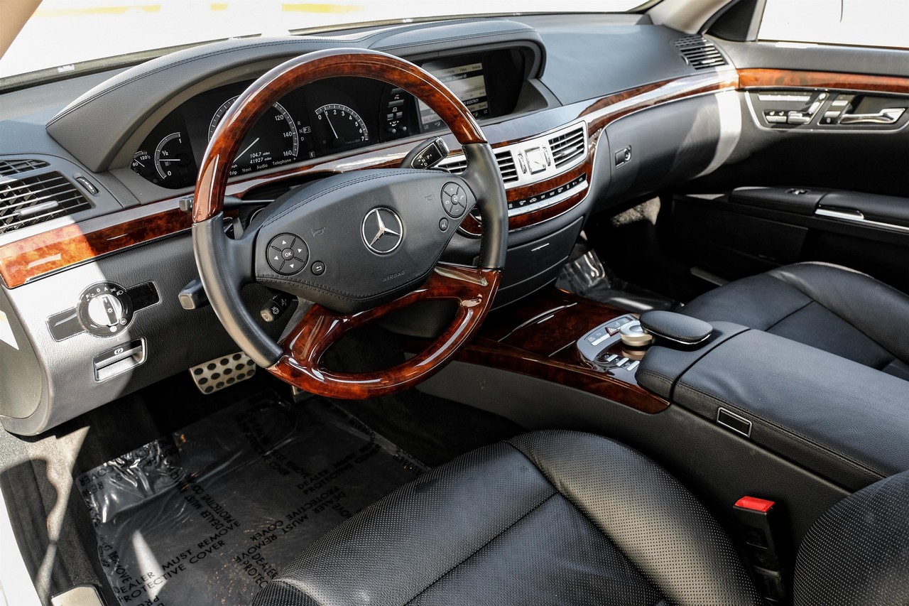 Mercedes-Benz S-Class Vehicle Main Gallery Image 03