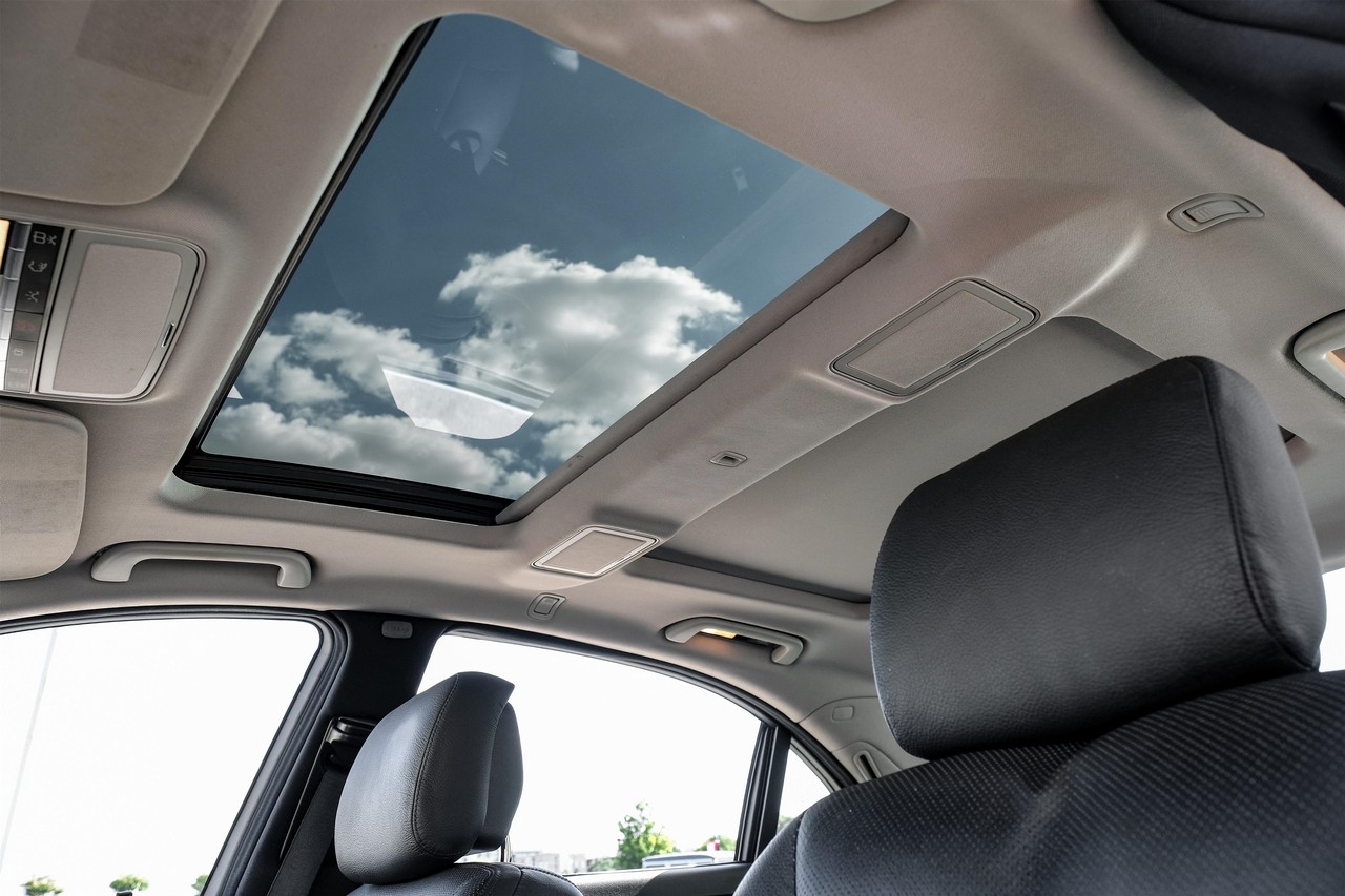 Mercedes-Benz S-Class Vehicle Main Gallery Image 05