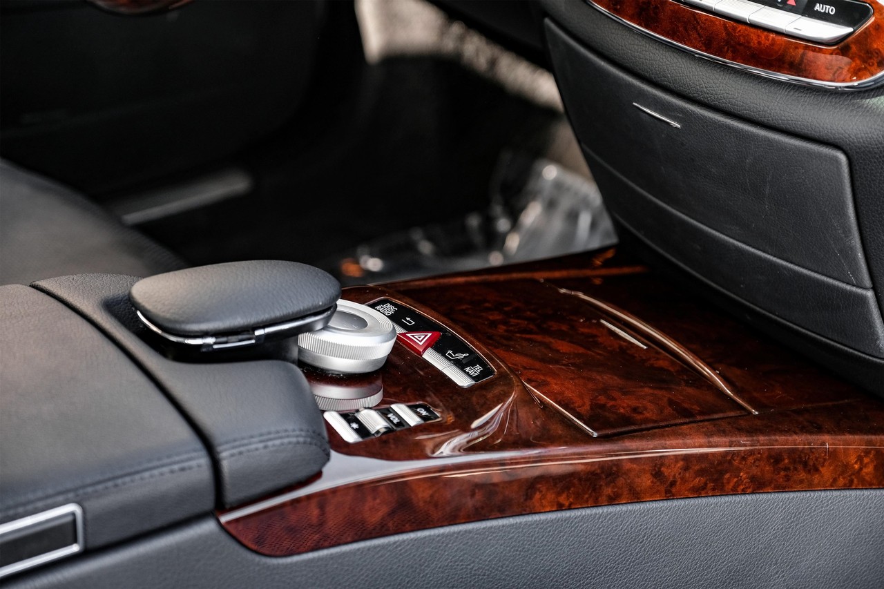 Mercedes-Benz S-Class Vehicle Main Gallery Image 23