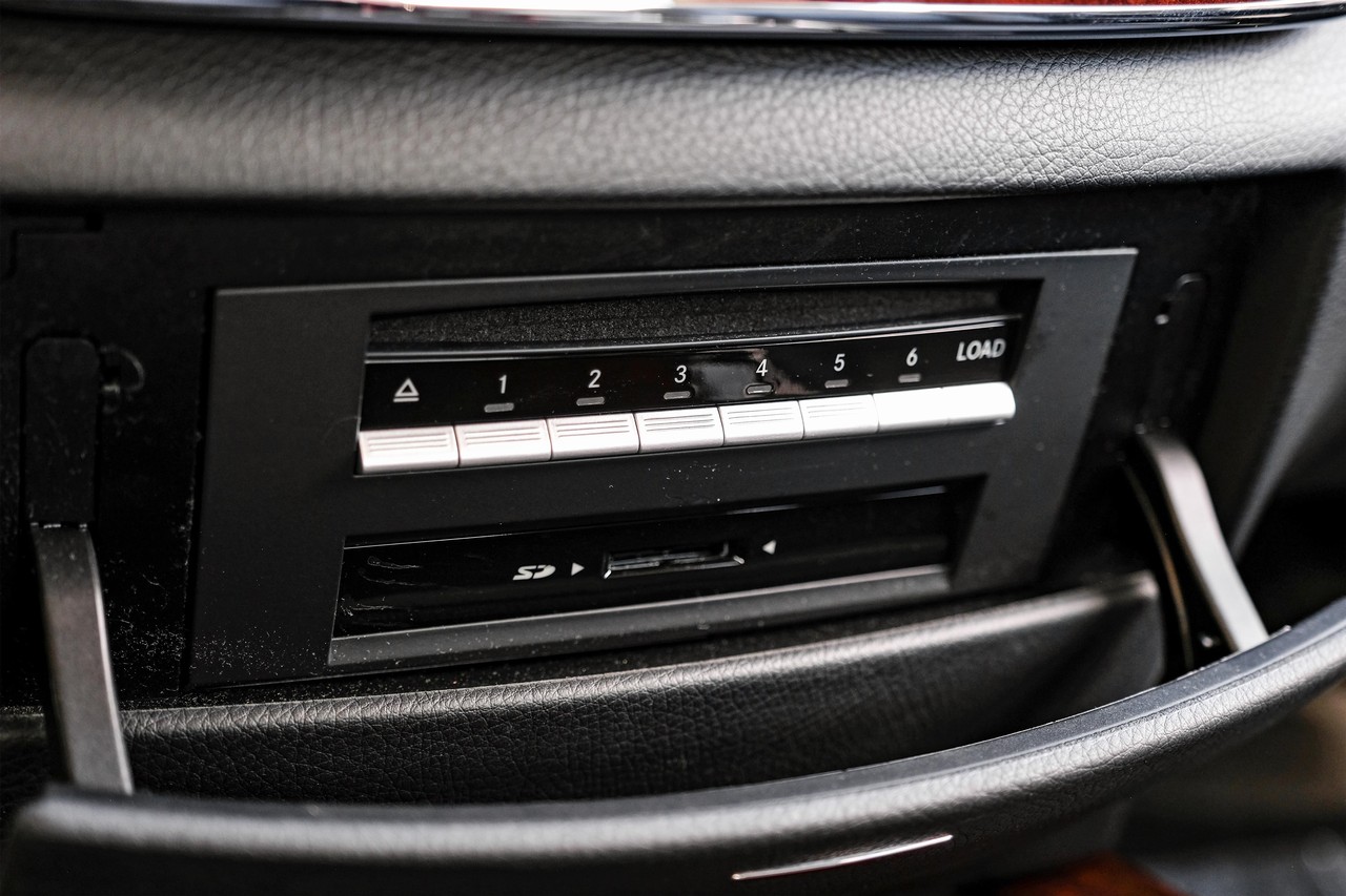 Mercedes-Benz S-Class Vehicle Main Gallery Image 26
