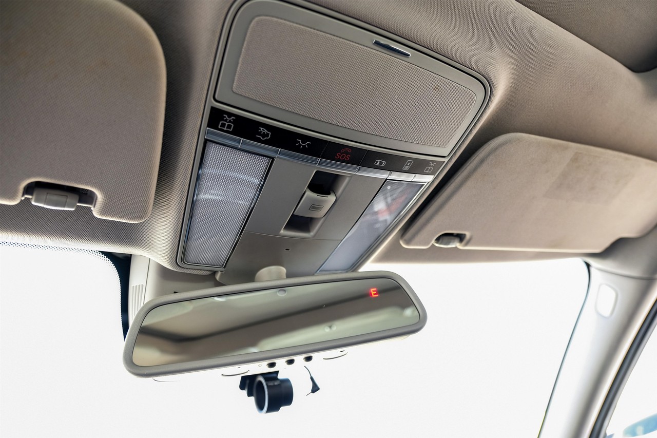 Mercedes-Benz S-Class Vehicle Main Gallery Image 27