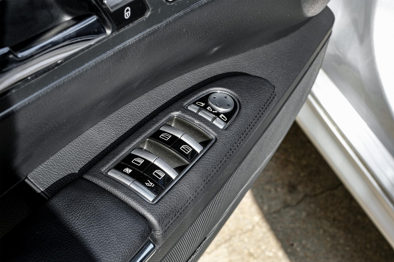 Mercedes-Benz S-Class Vehicle Main Gallery Image 40