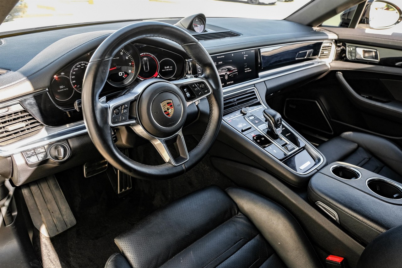 Porsche Panamera Vehicle Main Gallery Image 03