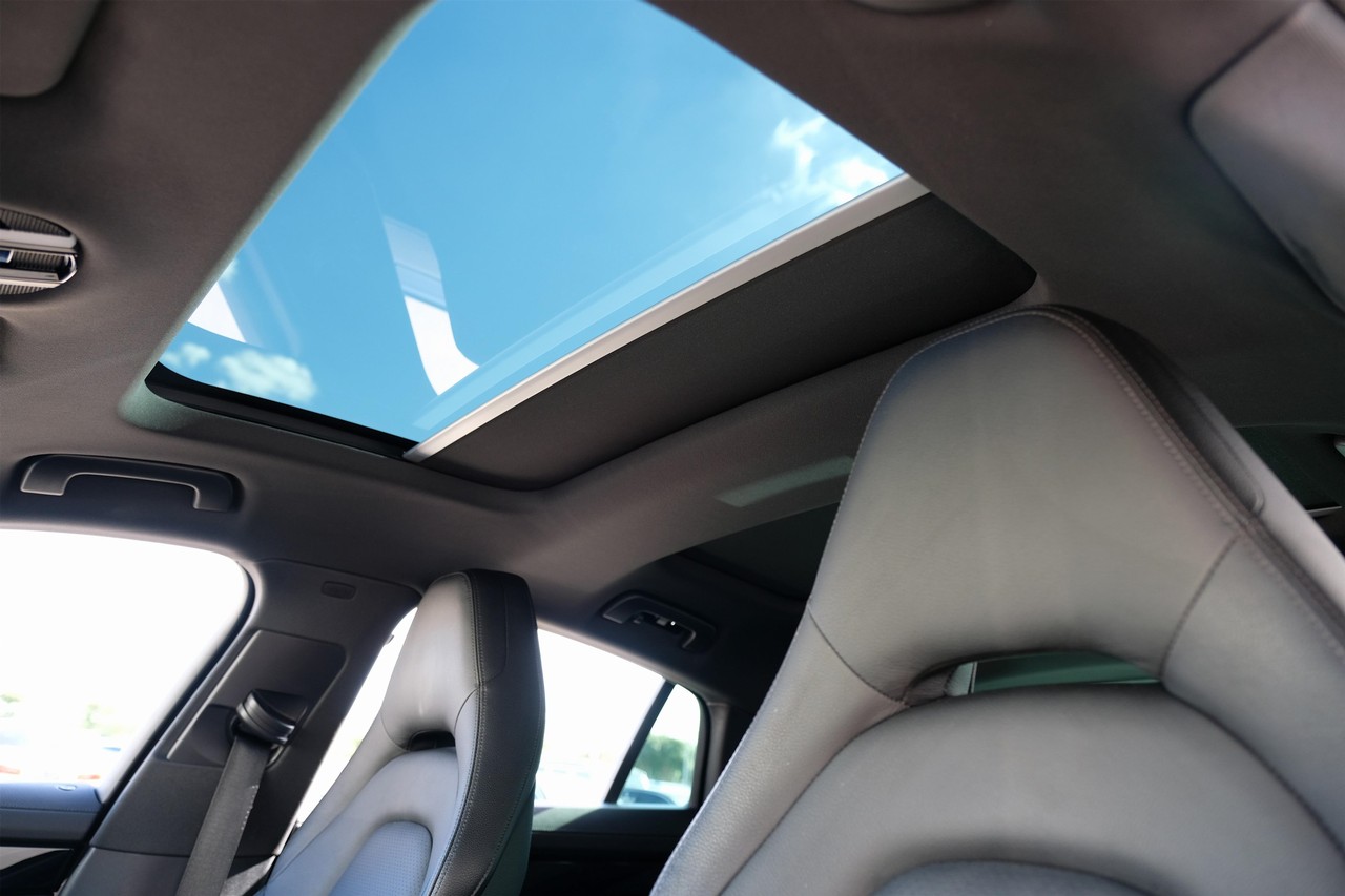 Porsche Panamera Vehicle Main Gallery Image 05