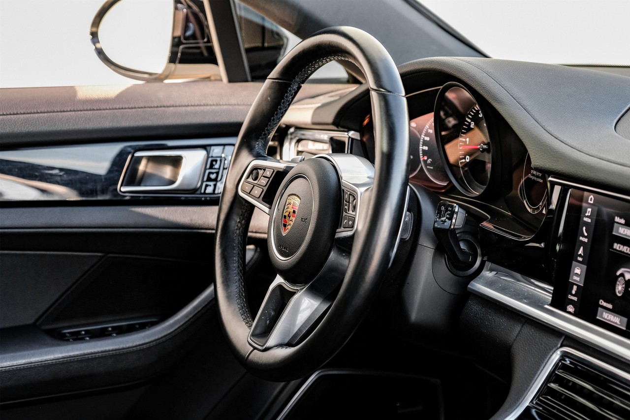 Porsche Panamera Vehicle Main Gallery Image 14