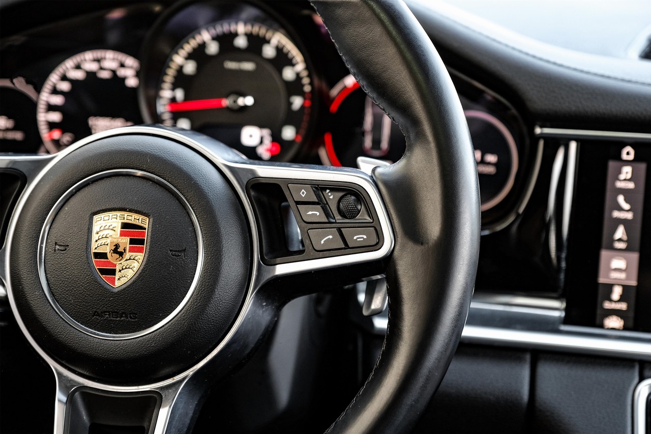 Porsche Panamera Vehicle Main Gallery Image 19