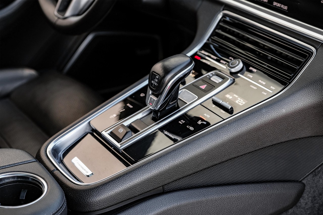 Porsche Panamera Vehicle Main Gallery Image 23