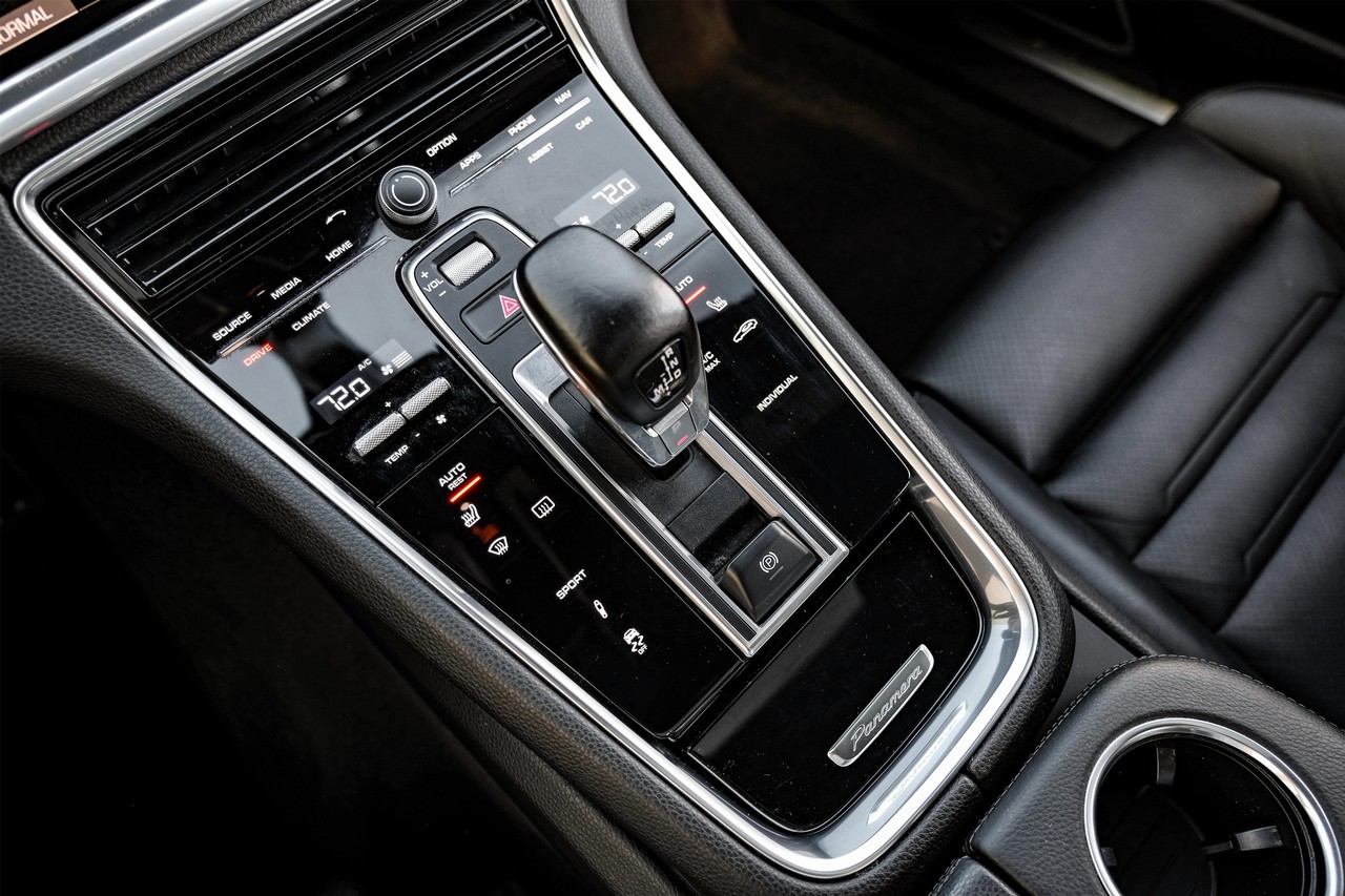 Porsche Panamera Vehicle Main Gallery Image 24