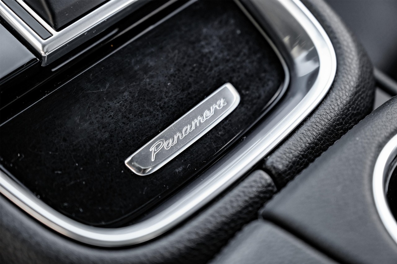 Porsche Panamera Vehicle Main Gallery Image 25