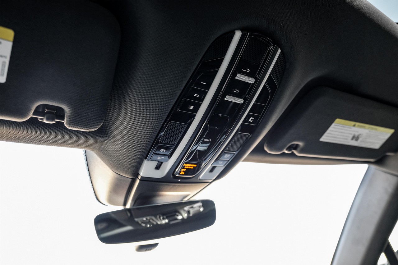 Porsche Panamera Vehicle Main Gallery Image 26
