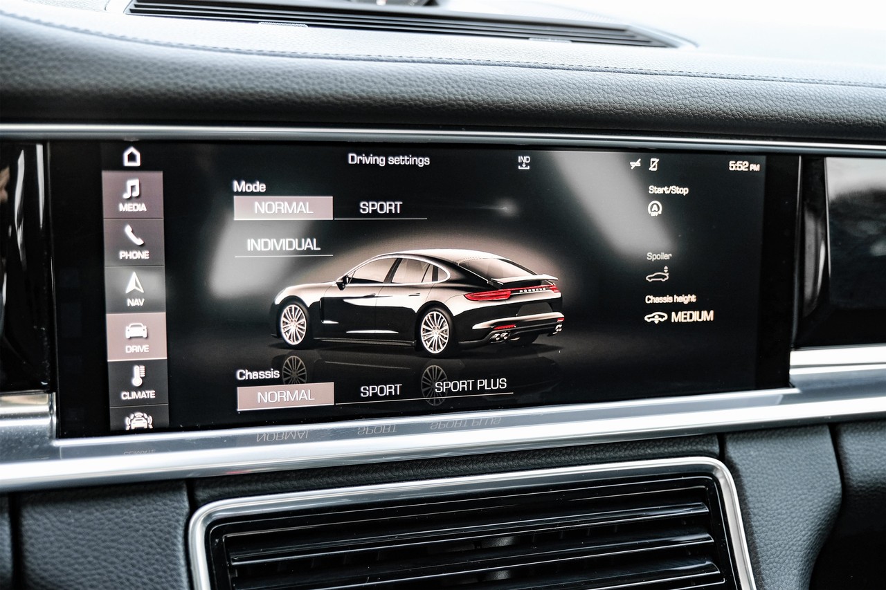 Porsche Panamera Vehicle Main Gallery Image 27