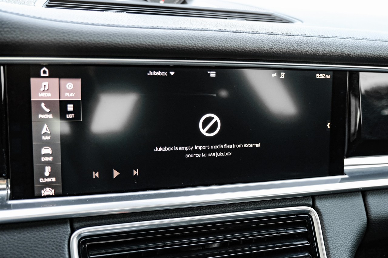 Porsche Panamera Vehicle Main Gallery Image 28