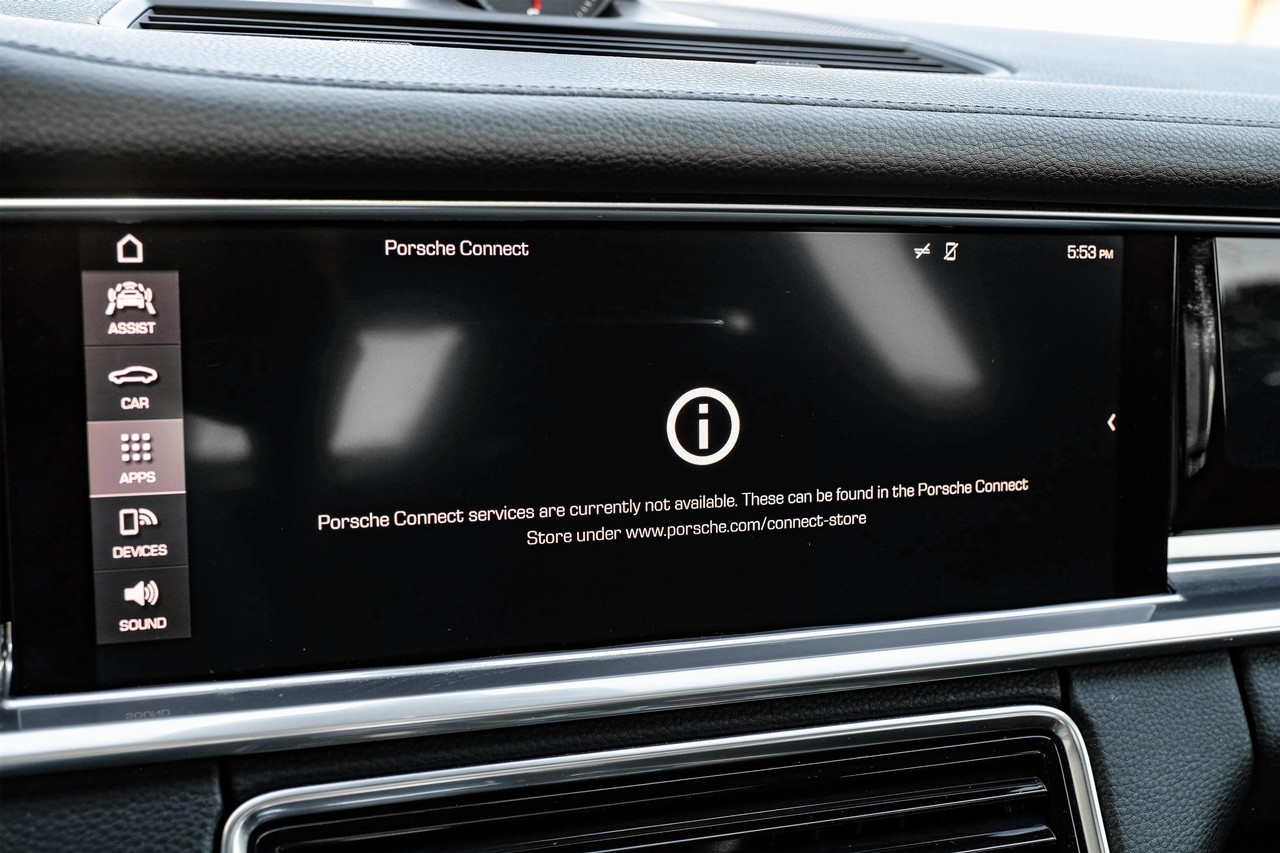 Porsche Panamera Vehicle Main Gallery Image 30