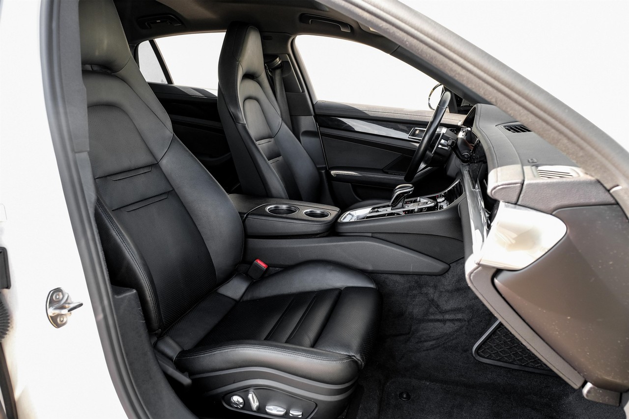 Porsche Panamera Vehicle Main Gallery Image 31