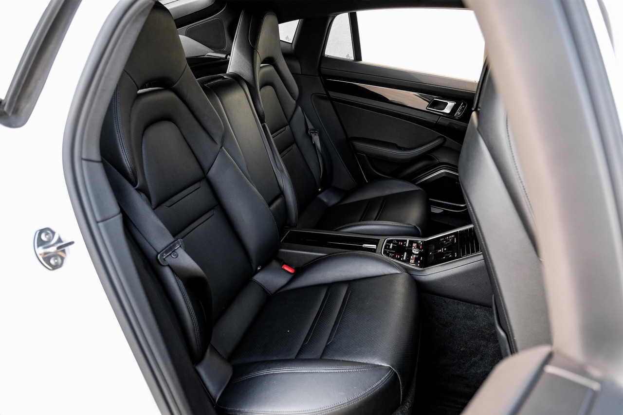 Porsche Panamera Vehicle Main Gallery Image 32