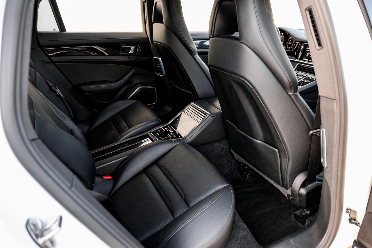 Porsche Panamera Vehicle Main Gallery Image 33