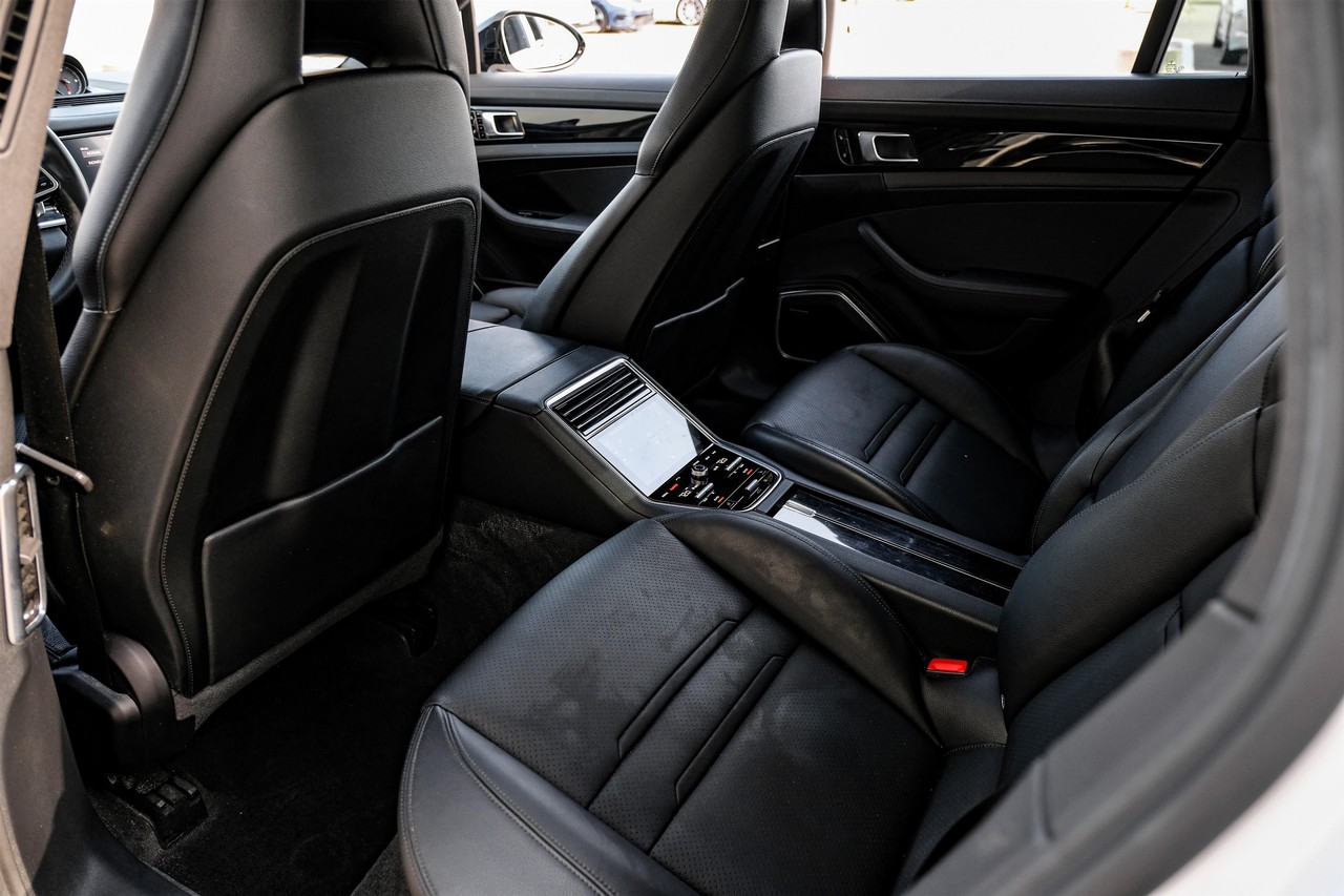 Porsche Panamera Vehicle Main Gallery Image 34