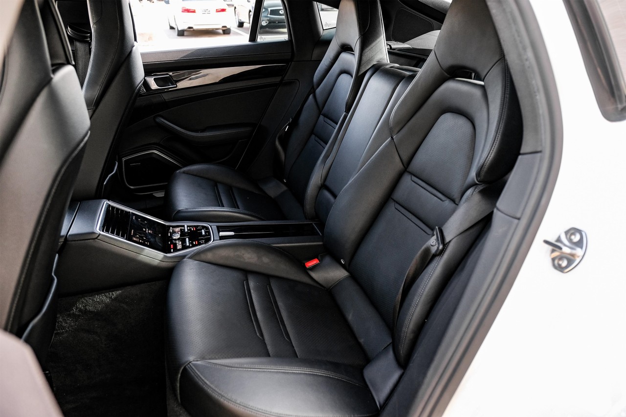 Porsche Panamera Vehicle Main Gallery Image 35