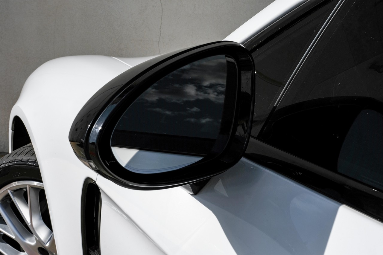 Porsche Panamera Vehicle Main Gallery Image 37