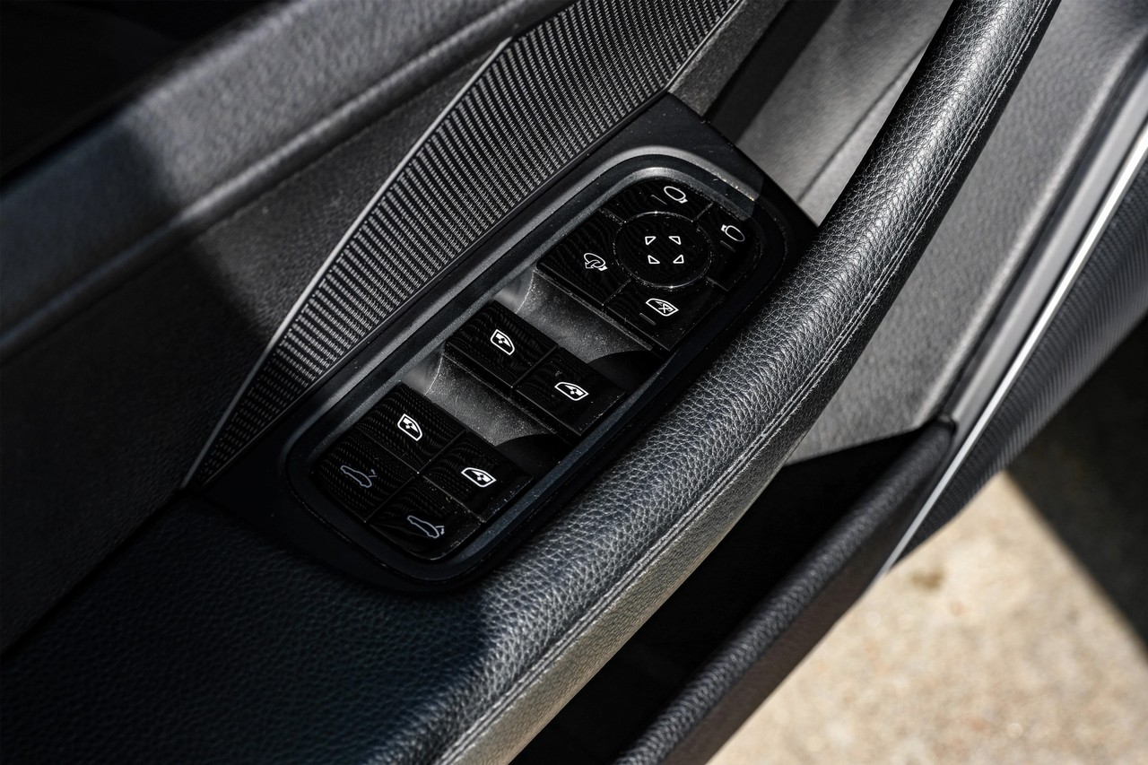 Porsche Panamera Vehicle Main Gallery Image 39