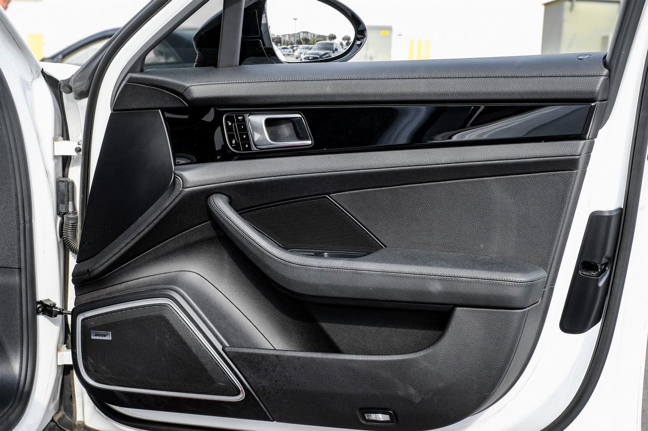 Porsche Panamera Vehicle Main Gallery Image 40