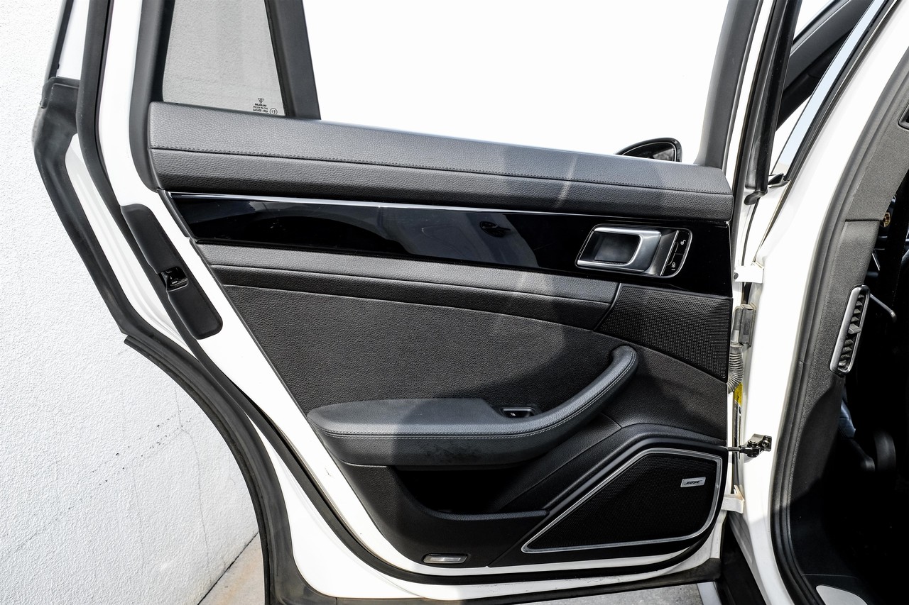 Porsche Panamera Vehicle Main Gallery Image 41