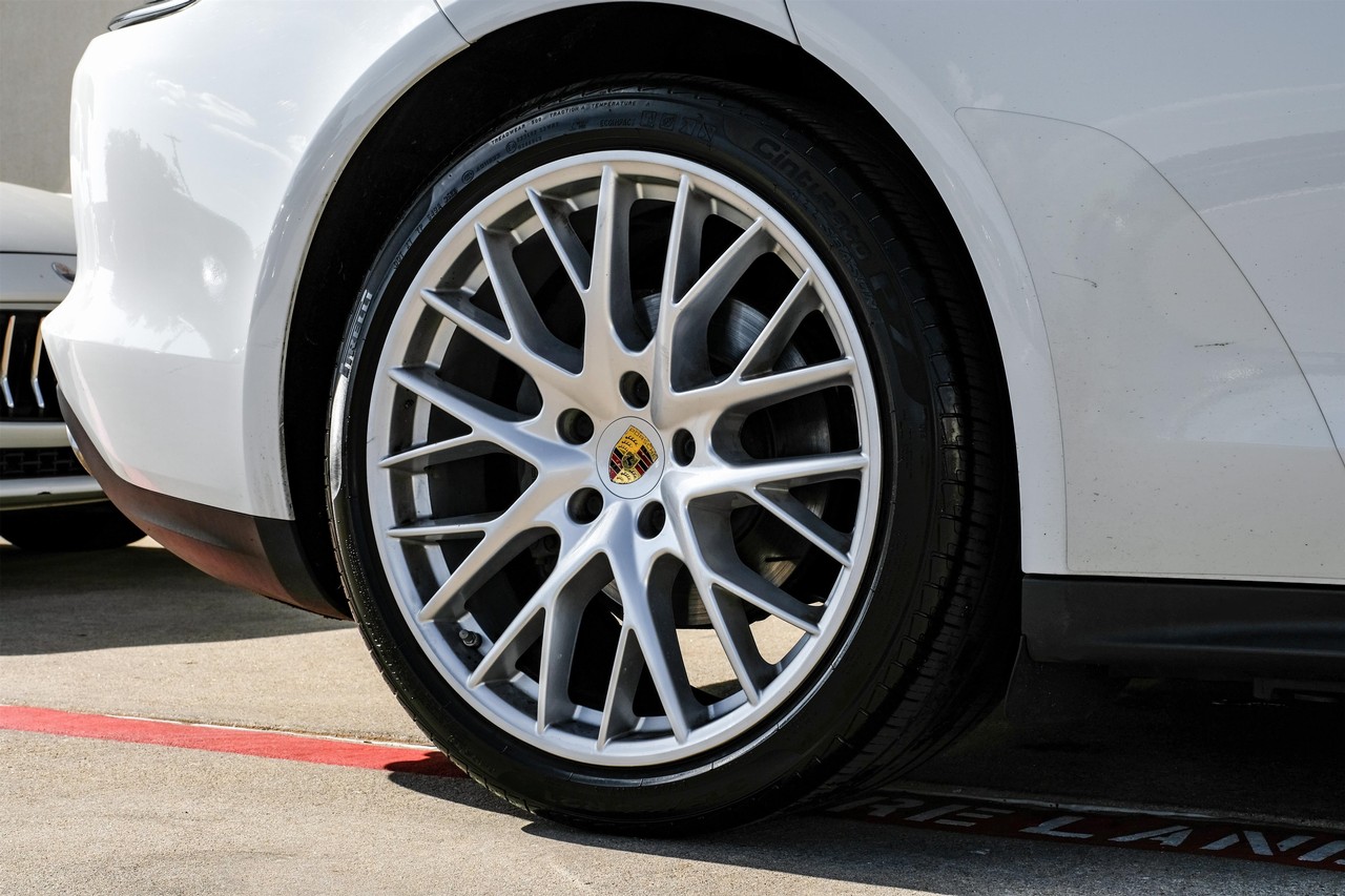 Porsche Panamera Vehicle Main Gallery Image 47