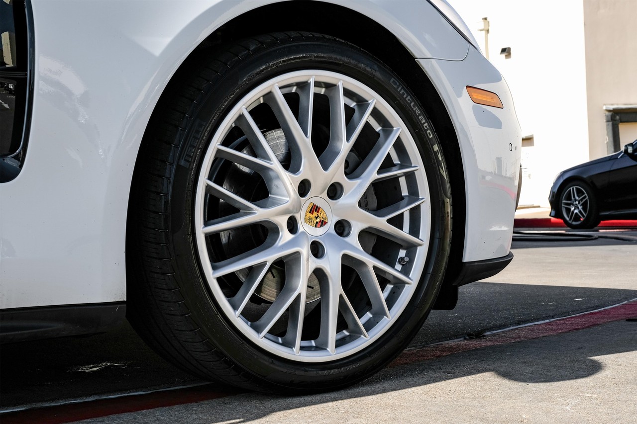 Porsche Panamera Vehicle Main Gallery Image 48