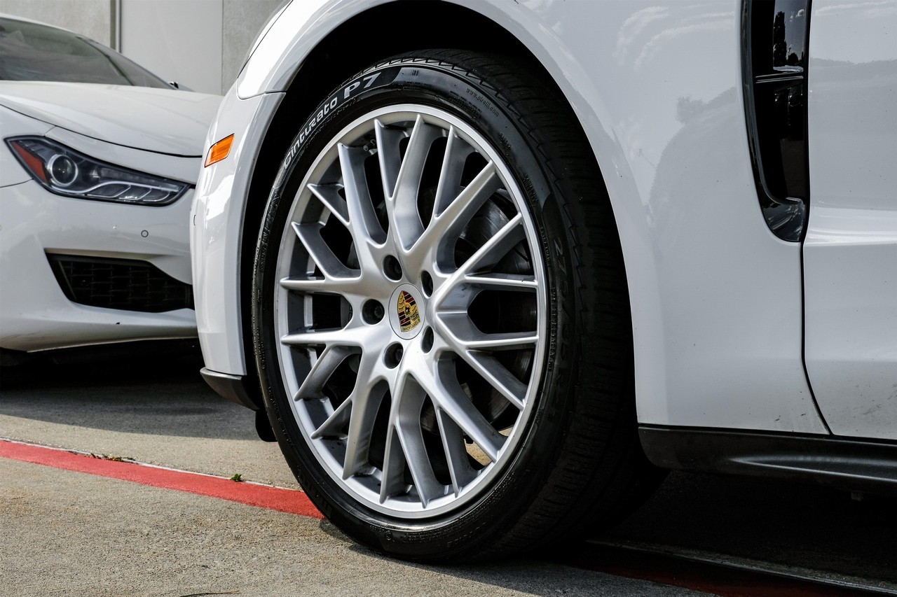 Porsche Panamera Vehicle Main Gallery Image 49