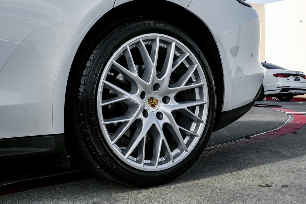 Porsche Panamera Vehicle Main Gallery Image 50