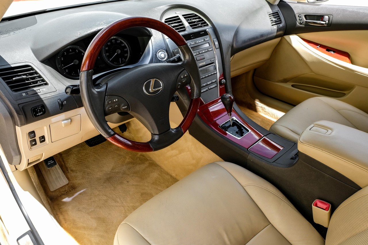 Lexus ES 350 Vehicle Main Gallery Image 03