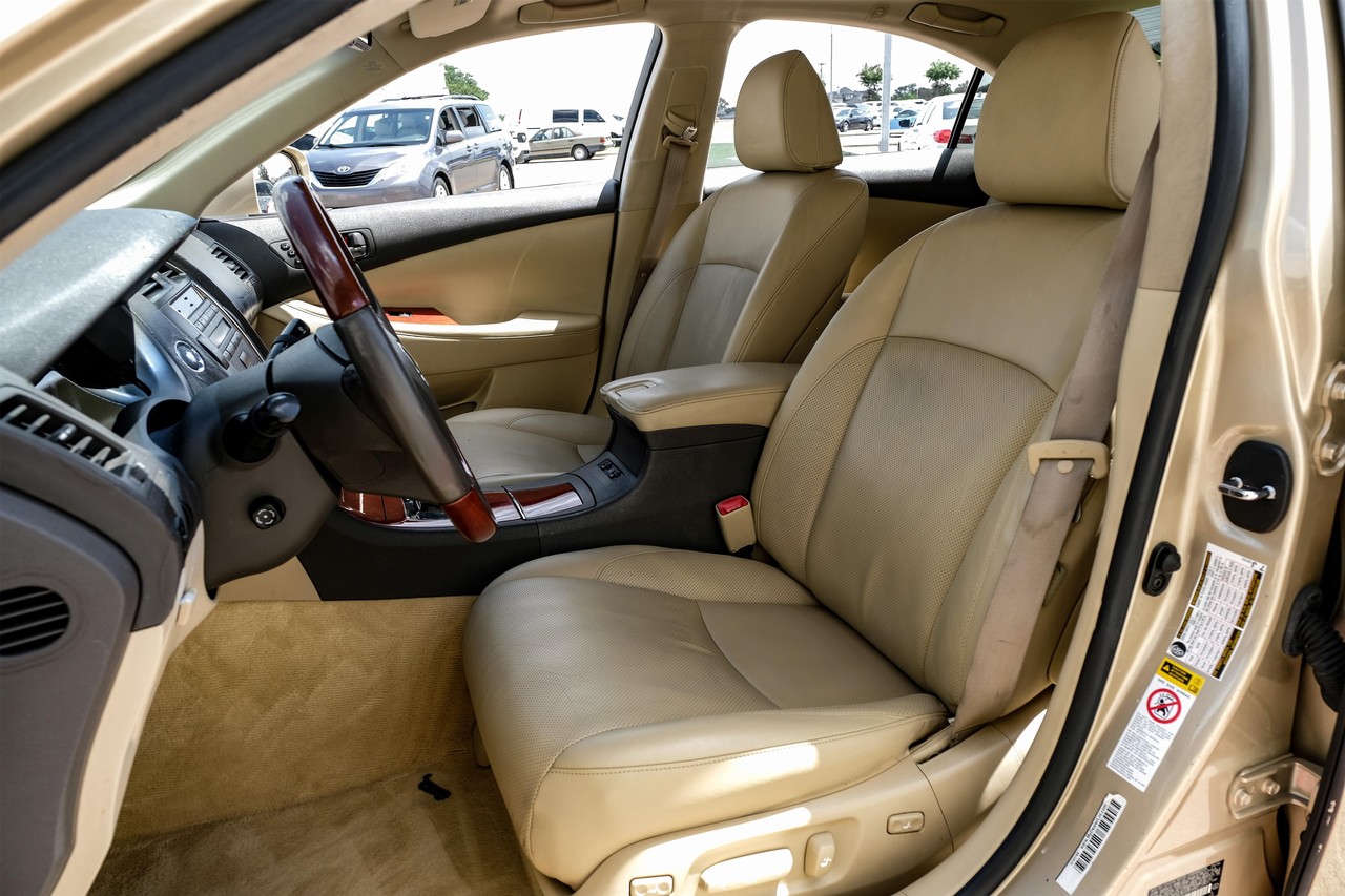 Lexus ES 350 Vehicle Main Gallery Image 04