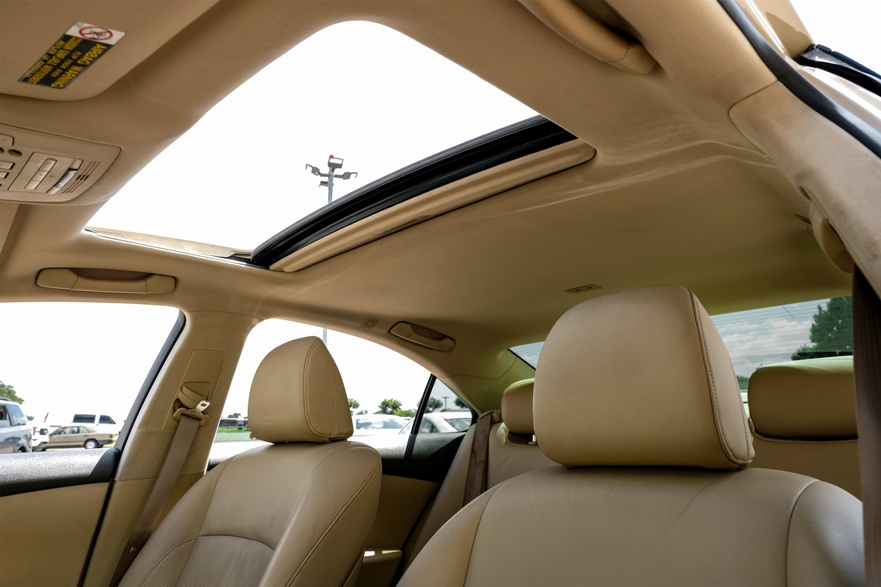 Lexus ES 350 Vehicle Main Gallery Image 05