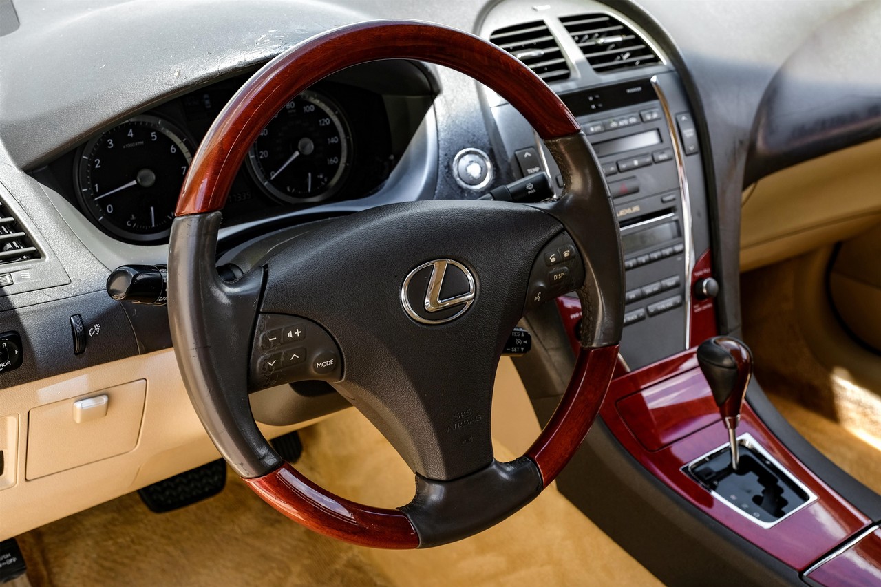 Lexus ES 350 Vehicle Main Gallery Image 16