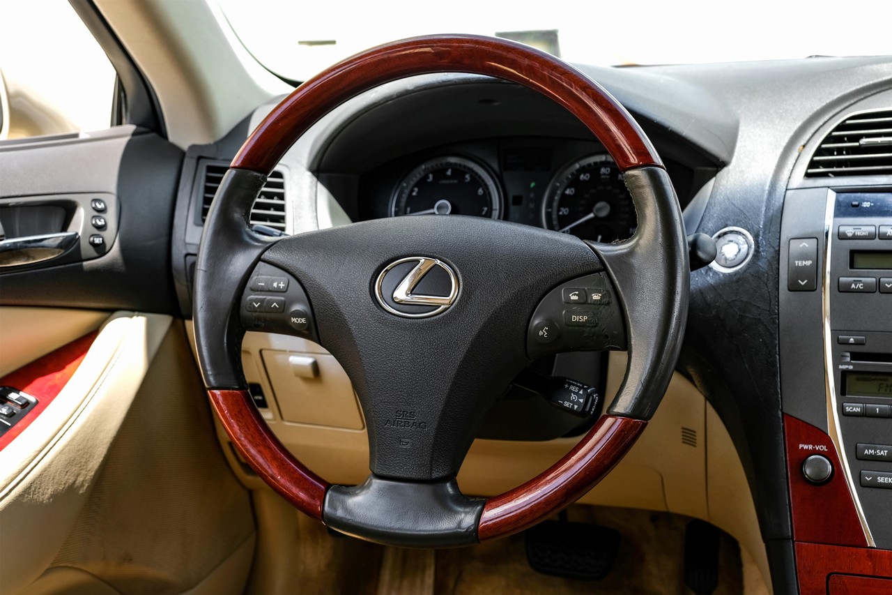 Lexus ES 350 Vehicle Main Gallery Image 17