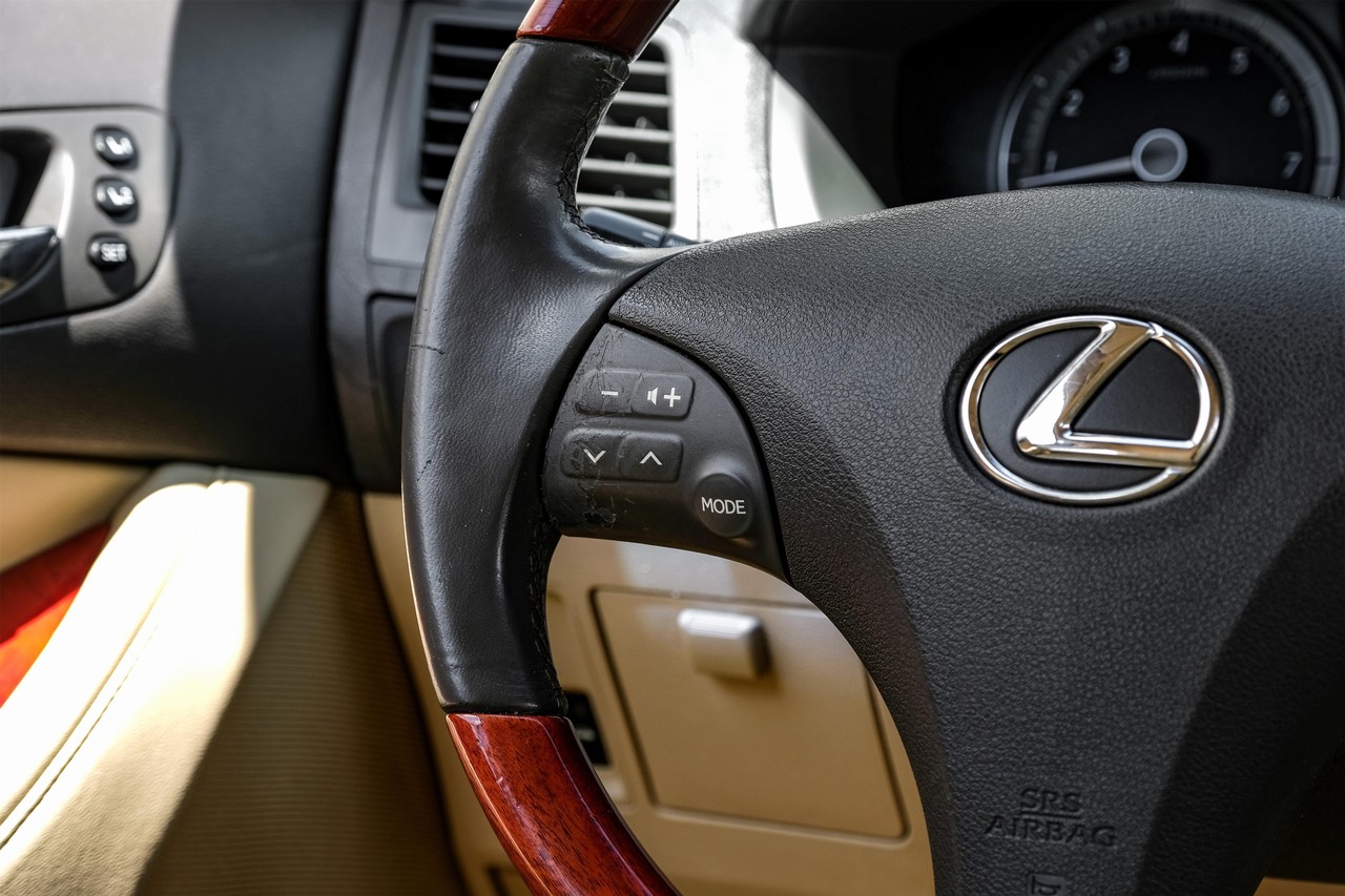 Lexus ES 350 Vehicle Main Gallery Image 18