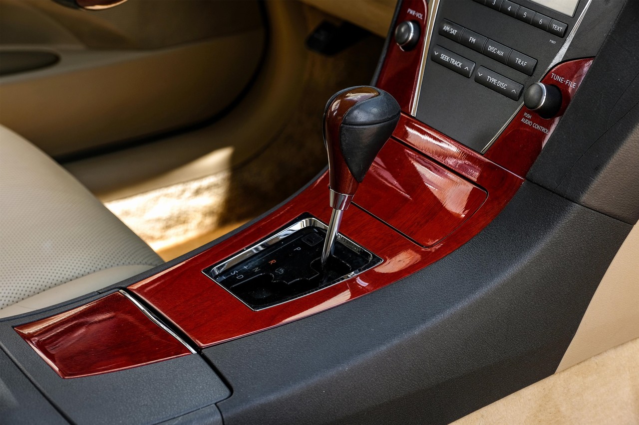 Lexus ES 350 Vehicle Main Gallery Image 22