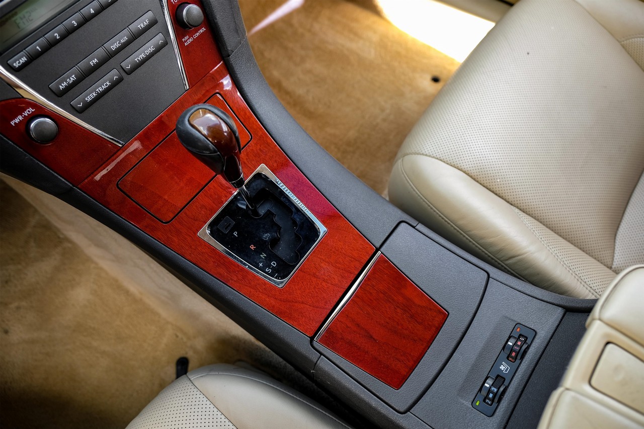 Lexus ES 350 Vehicle Main Gallery Image 23