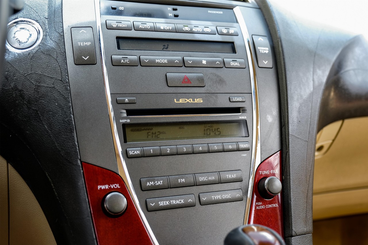 Lexus ES 350 Vehicle Main Gallery Image 24