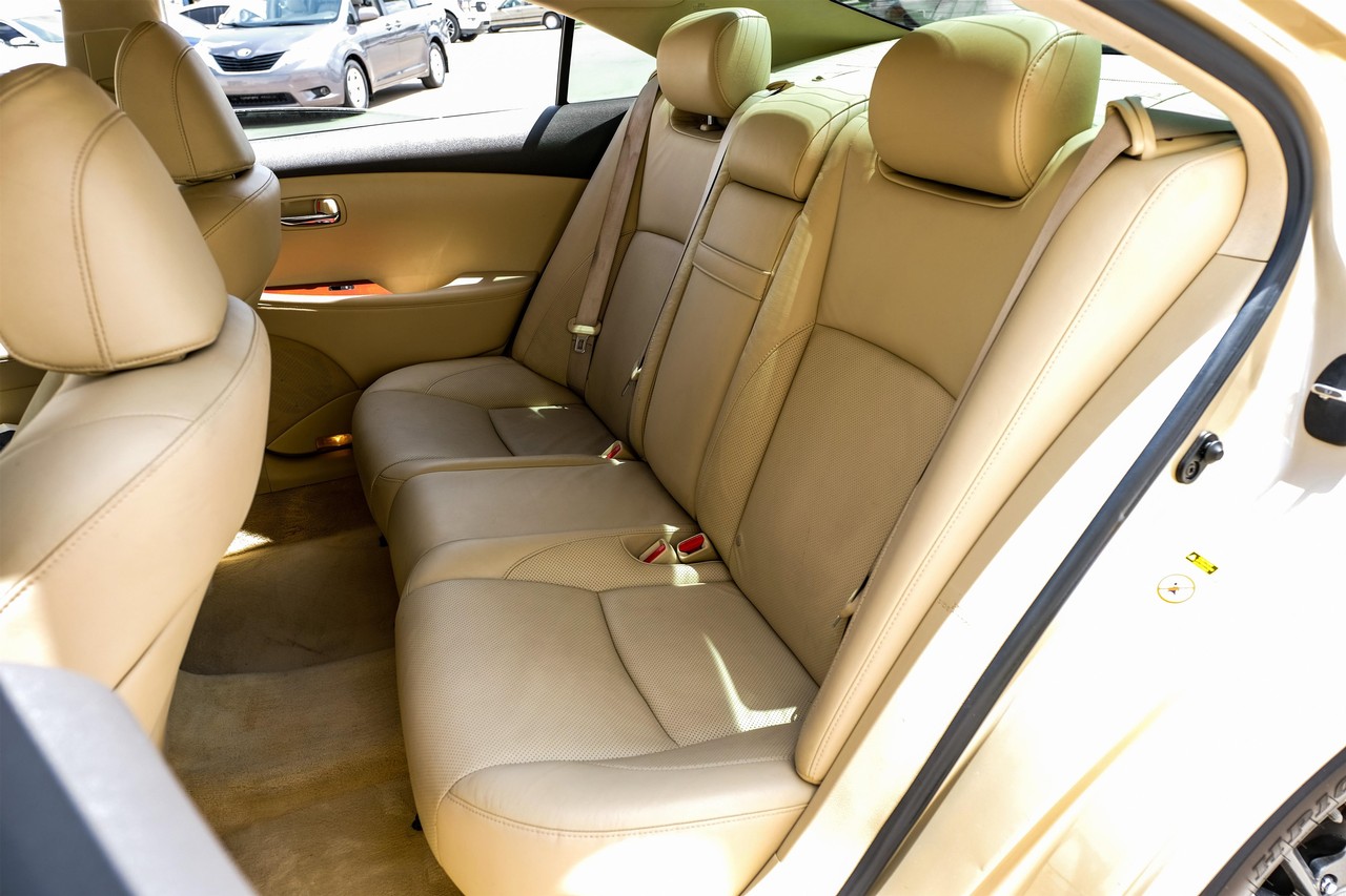 Lexus ES 350 Vehicle Main Gallery Image 32