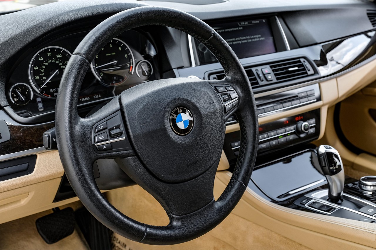 BMW 5 Series Vehicle Main Gallery Image 16