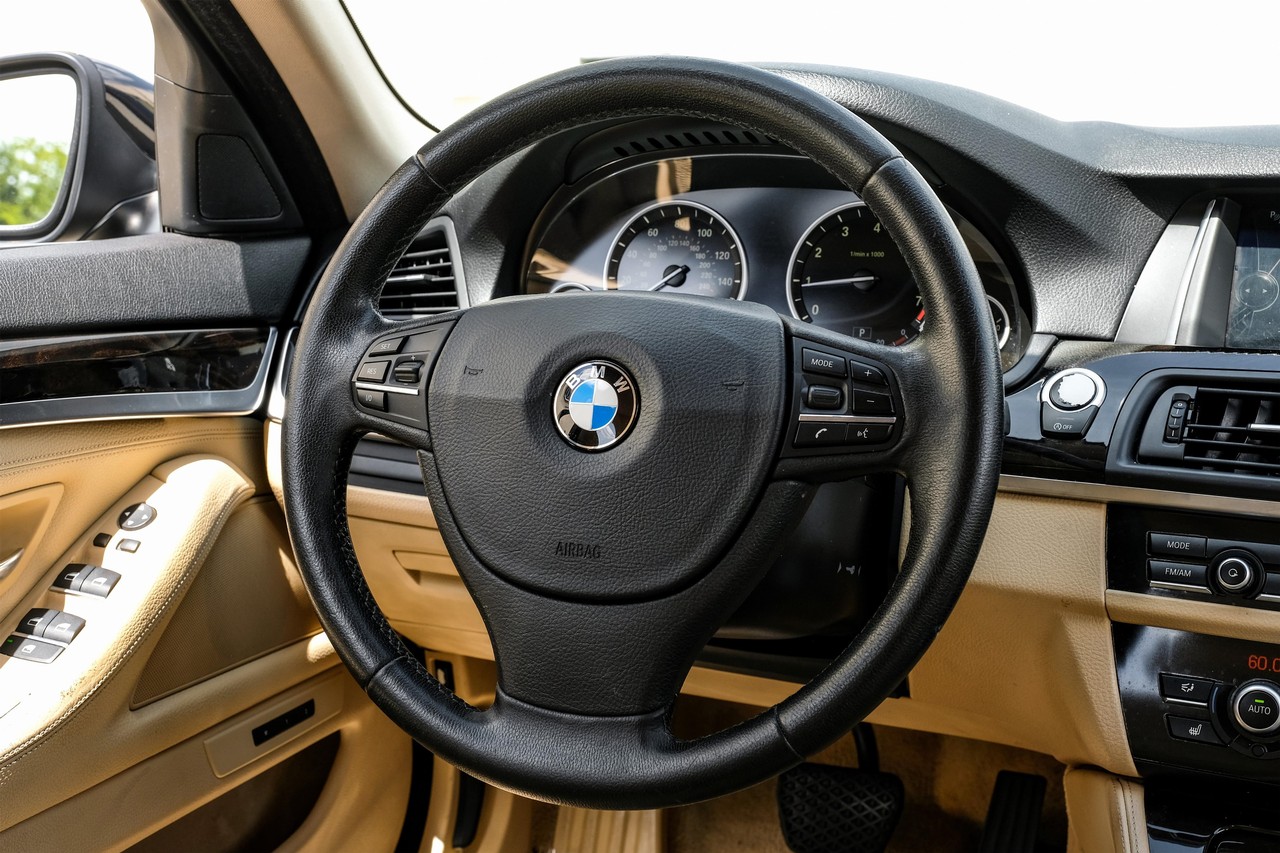BMW 5 Series Vehicle Main Gallery Image 17