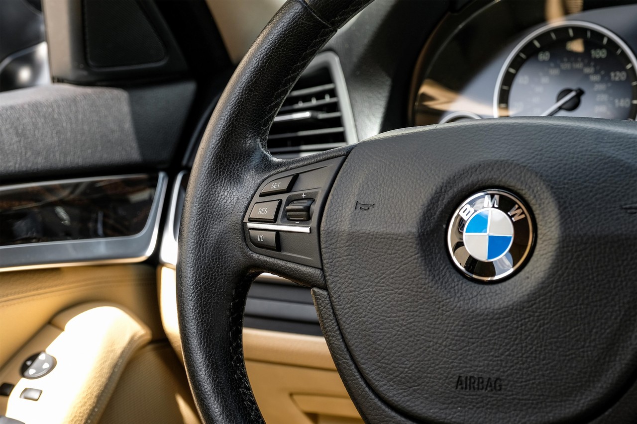 BMW 5 Series Vehicle Main Gallery Image 18