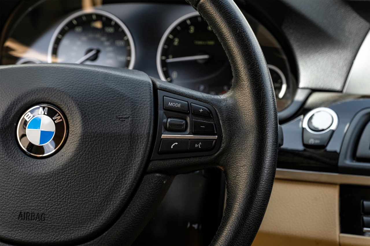 BMW 5 Series Vehicle Main Gallery Image 19