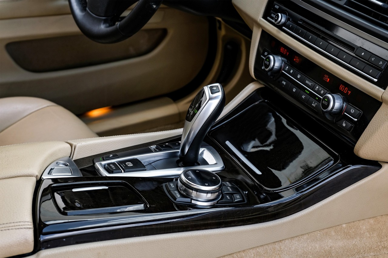 BMW 5 Series Vehicle Main Gallery Image 24
