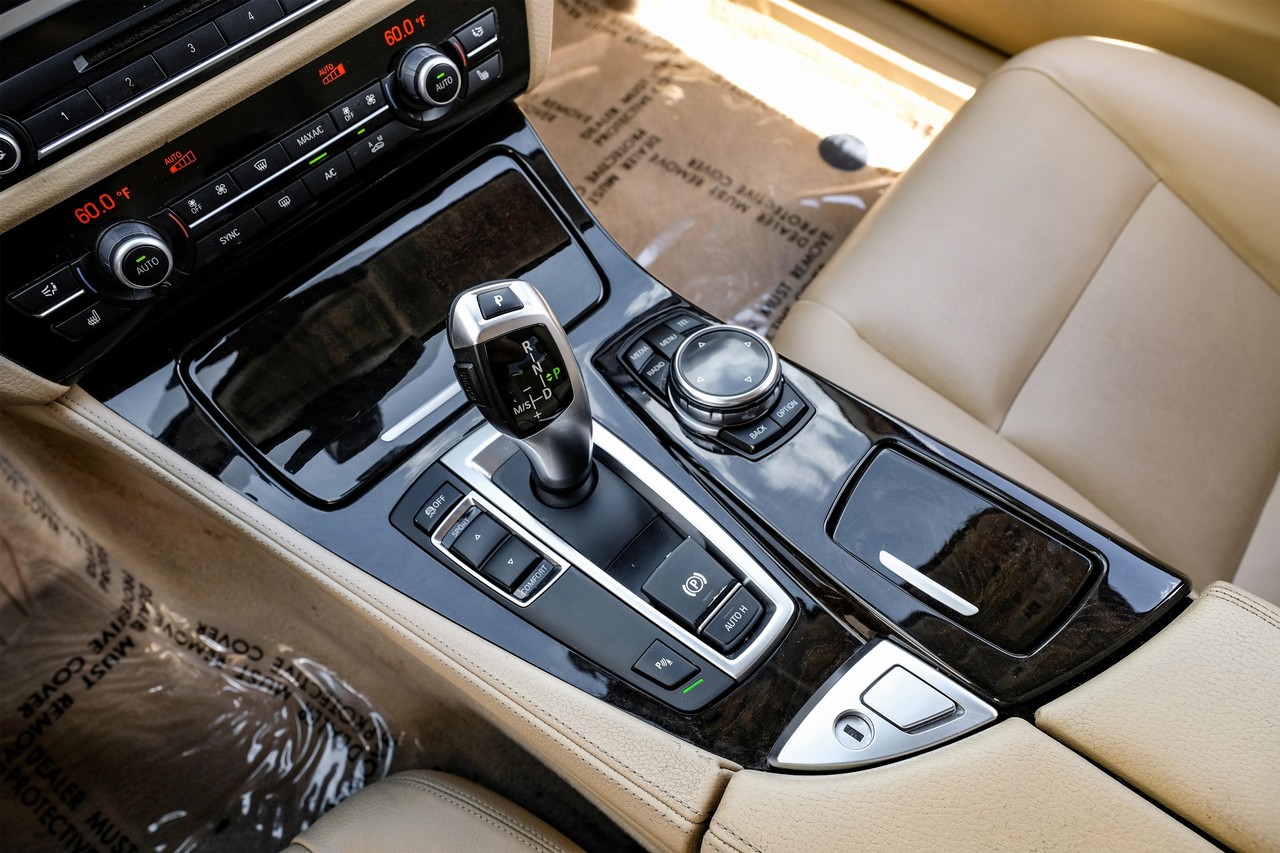 BMW 5 Series Vehicle Main Gallery Image 25
